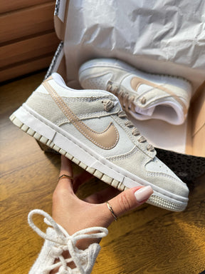 Tênis Feminino NK SB Dunk Low (Nude/Dourado)