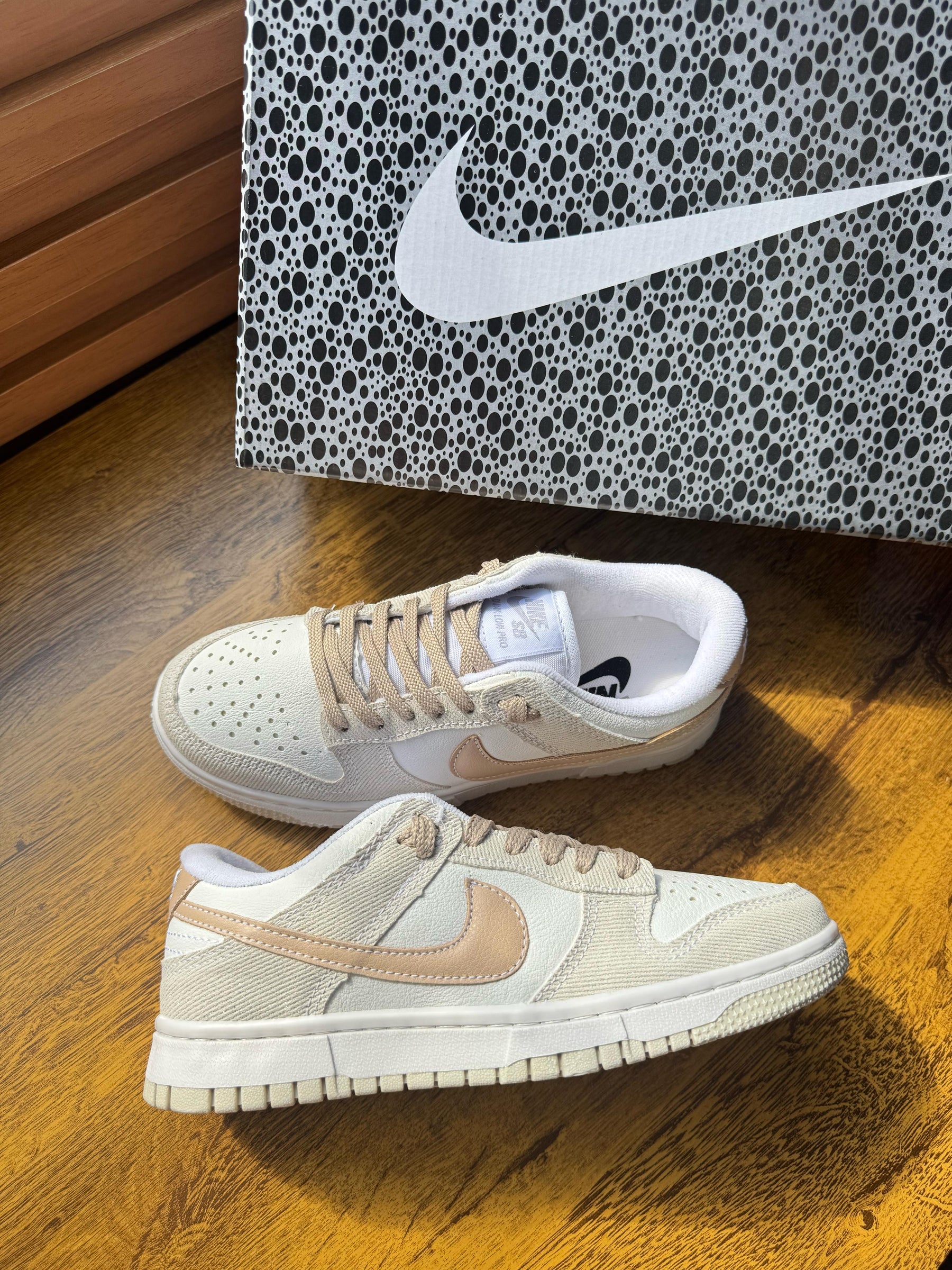 Tênis Feminino NK SB Dunk Low (Nude/Dourado)