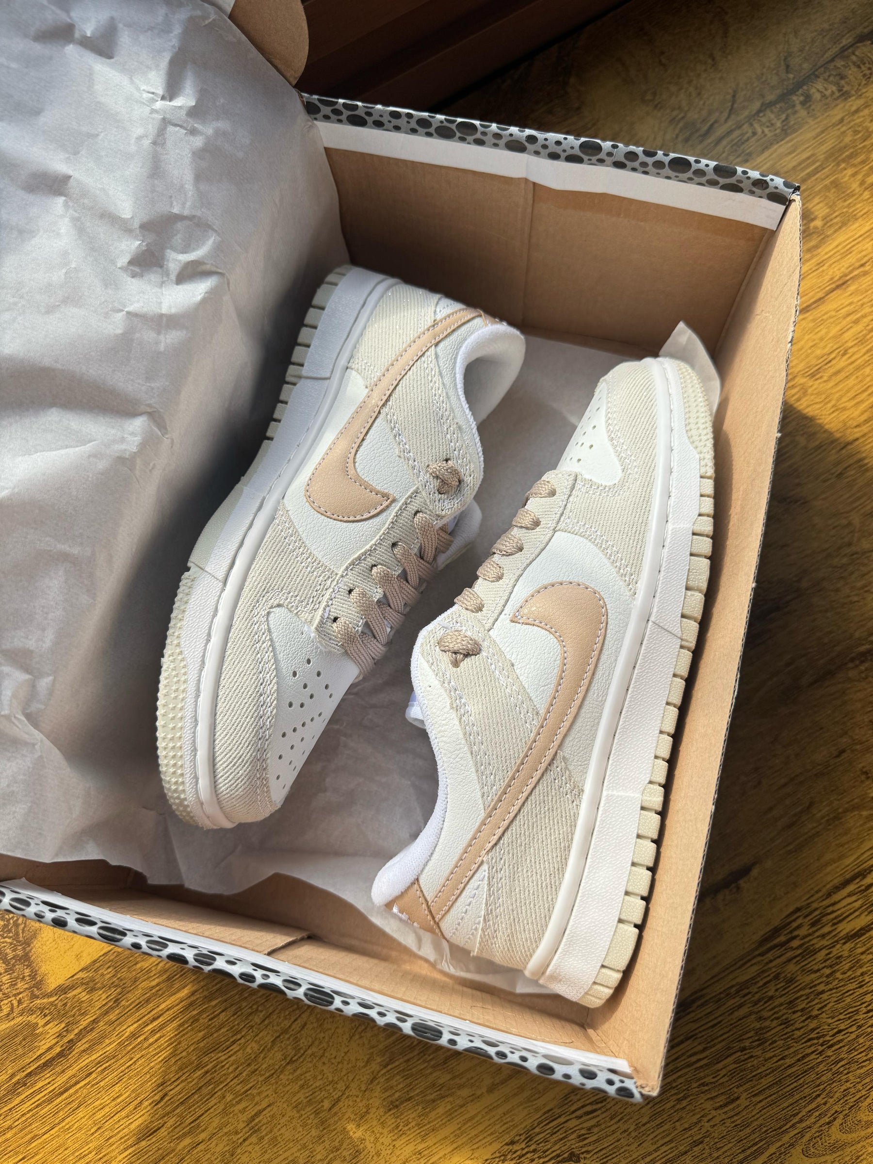 Tênis Feminino NK SB Dunk Low (Nude/Dourado)