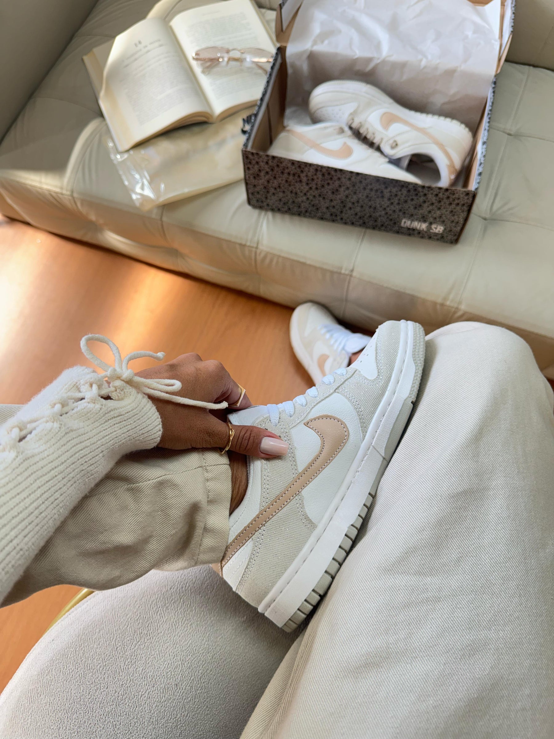 Tênis Feminino NK SB Dunk Low (Nude/Dourado)