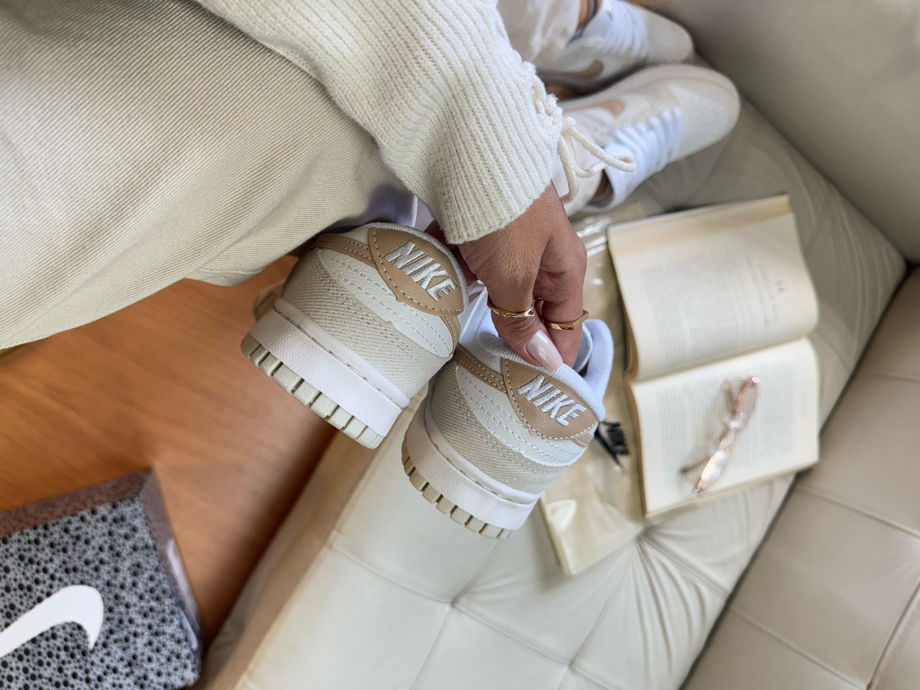 Tênis Feminino NK SB Dunk Low (Nude/Dourado)