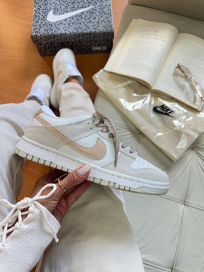Tênis Feminino NK SB Dunk Low (Nude/Dourado)