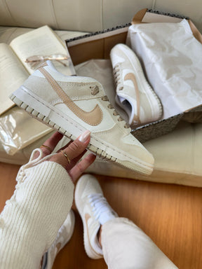 Tênis Feminino NK SB Dunk Low (Nude/Dourado)