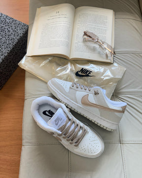 Tênis Feminino NK SB Dunk Low (Nude/Dourado)