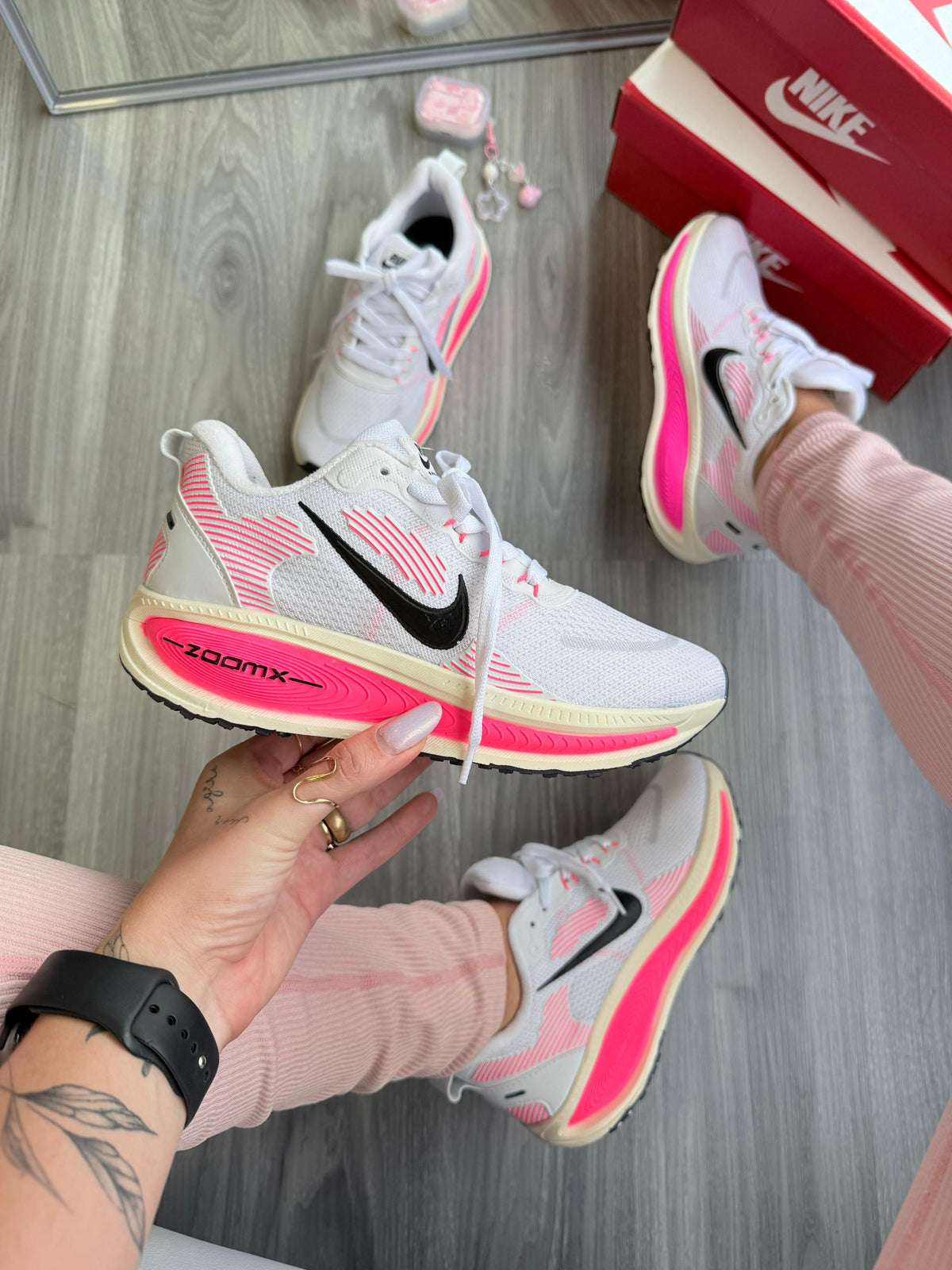 Tênis Feminino NK Vomero 18