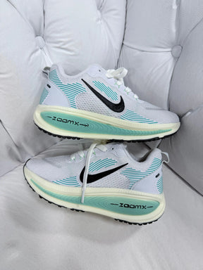 Tênis Feminino NK Vomero 18